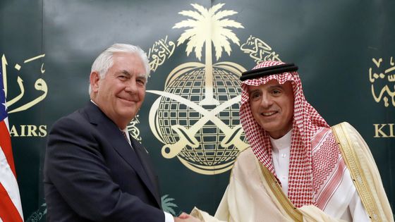 Le Secrétaire d'état de Donald Trum, Rex Tillerson rencontrait le ministre saoudien des Affaires étrangères Adel al-Jubeir, lors de sa tournée chez ses alliés du Moyen-orient, fin octobre ©AFP - ALEX BRANDON