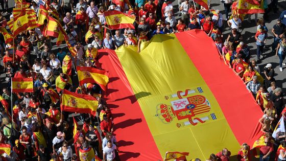 Selon la police municipale, 350.000 personnes ont participé à la manifestation anti-indépendance, ce dimanche, à Barcelone. 930 à 950.000 selon les organisateurs. ©AFP - LLUIS GENE
