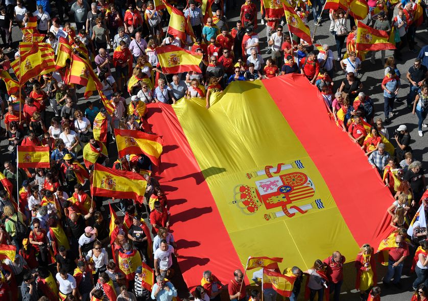 Selon la police municipale, 350.000 personnes ont participé à la manifestation anti-indépendance, ce dimanche, à Barcelone. 930 à 950.000 selon les organisateurs.