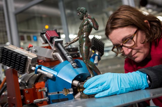 Les statuettes du trésor des bronzes de Bavay sont analysées avec Aglaé