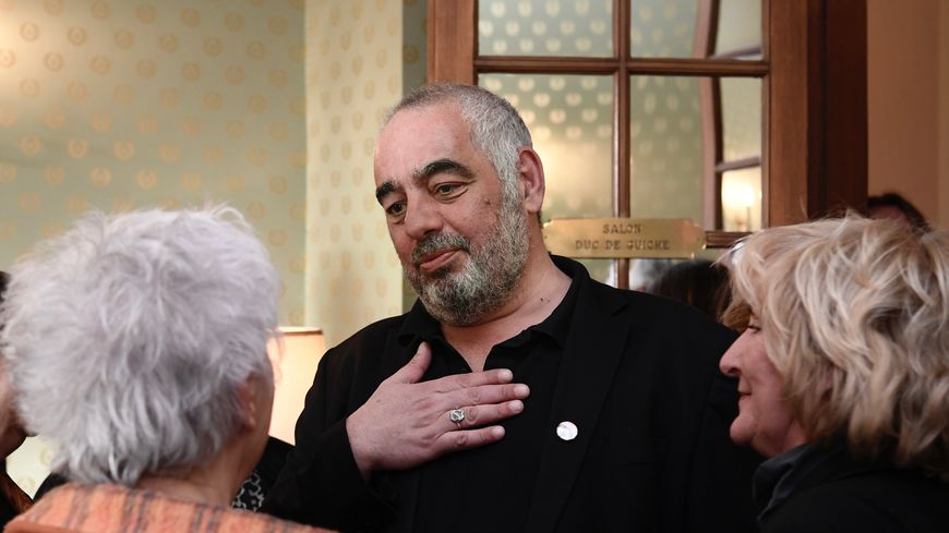Philippe Jaenada avec le jury du Prix Femina, juste après la proclamation de son prix pour "La Serpe"
