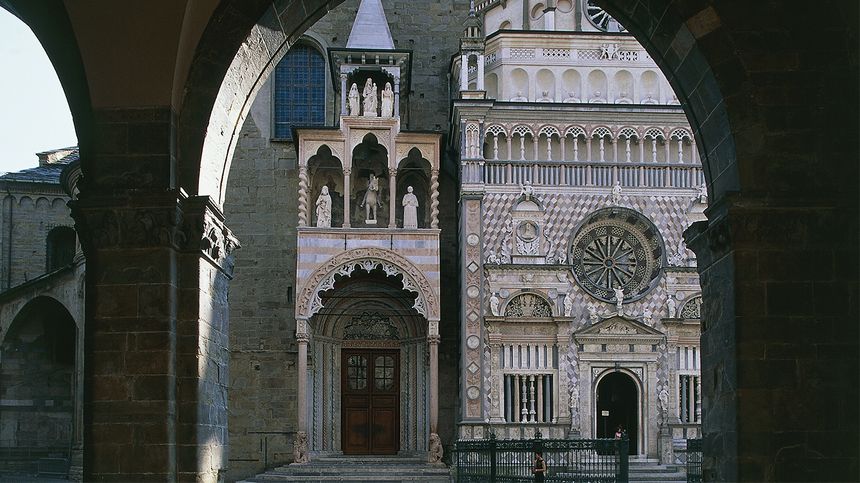 Entrée nord de la basilique Santa Maria Maggiore de Bergame.