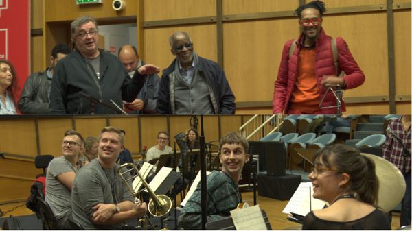 Le légendaire jazzman Ahmad Jamal rend une visite surprise aux musiciens de l'Euroradio Jazz Orchestra dans le studio 106 de la Maison de la Radio