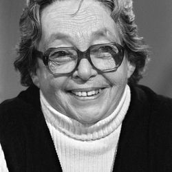 Marguerite Duras assiste à l'émission littéraire "Apostrophes" de Bernard Pivot sur Antenne 2, le 28 septembre 1984 à Paris.