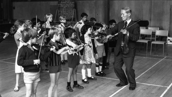 Le professeur Shinichi Suzuki apprend le violon à ses élèves anglais ©Getty - Ian Tyas