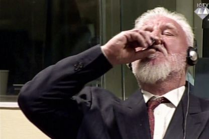 Extrait d'une image en direct de la Cour pénale internationale de l'ancien général croate Slobodan Praljak avalant ce qui est considéré comme un poison, lors de son jugement devant le tribunal des Nations Unies. Extrait d'une image en direct de la Cour pénale internationale de l'ancien général croate Slobodan Praljak avalant ce qui est considéré comme un poison, lors de son jugement devant le tribunal des Nations Unies.