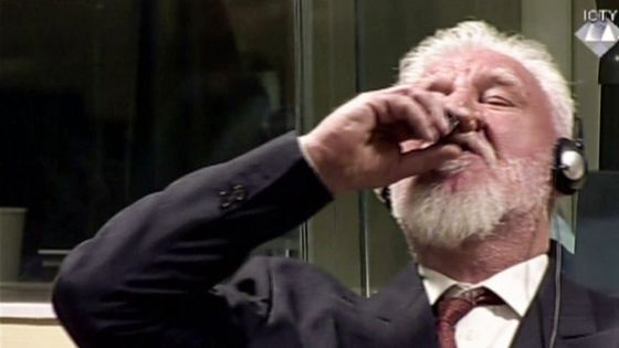 Extrait d'une image en direct de la Cour pénale internationale de l'ancien général croate Slobodan Praljak avalant ce qui est considéré comme un poison, lors de son jugement devant le tribunal des Nations Unies. ©AFP - International Criminal Tribunal for the former Yugoslavia / AFP PHOTO / TPIY