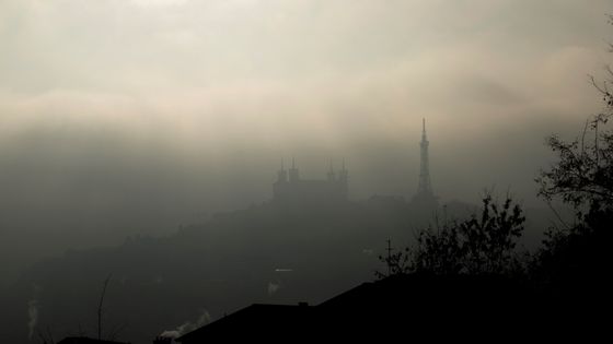Basilique Notre-Dame de Fourvière (Lyon) noyée dans un nuage de pollution. ©AFP - JEFF PACHOUD / AFP