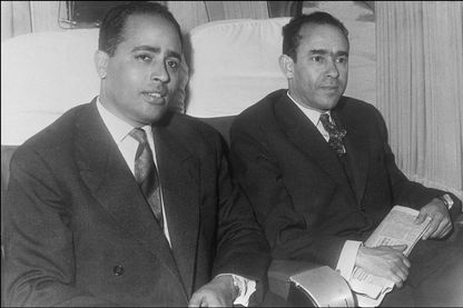 Photo prise fin des années 50, début des années 60 de Mehdi Ben Barka (à droite) et de M. Abderrazak à bord de l'avion qui les emmènent de Casablanca en Allemagne, à la tête d'une délégation. Photo prise fin des années 50, début des années 60 de Mehdi Ben Barka (à droite) et de M. Abderrazak à bord de l'avion qui les emmènent de Casablanca en Allemagne, à la tête d'une délégation.