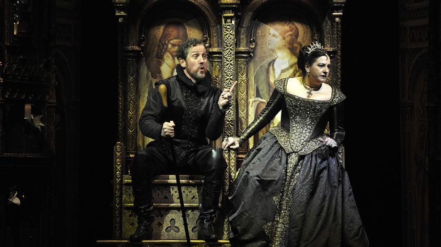 Alastair Miles (Alfonso) et Claire Rutter (Lucrezia) dans l'opéra 'Lucrezia Borgia' mis en scène par Mike Figgis pour Le London Coliseum, en 2011.