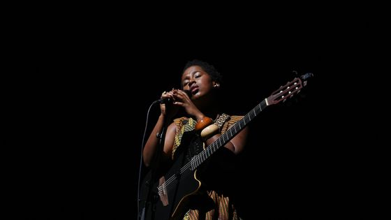 La chanteuse capverdienne Elida Almeida lors d'un concert le 19 avril 2016 à l'Institut français d'Abidjan lors du Festival de musique urbaine d'Anoumabo ©AFP - Sia Kambou