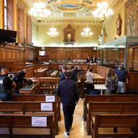 Gendarme et journalistes dans la salle d’audience (Voltaire) du Palais de Justice avant l’ouverture du procès d’Abdelkader Merah (2 octobre 2017)