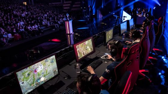 Une compétition d'E-sport en public. ©AFP - JEFF PACHOUD