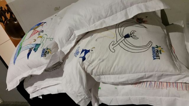 Pendant les 5 jours du stage, les enfants dessinent sur un coussin qu'ils emportent avec eux à la fin.
