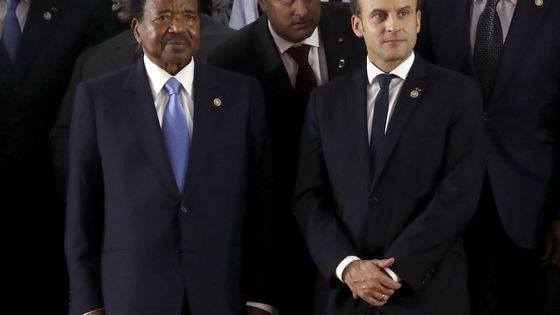 Le président camerounais Paul Biya avec Emmanuel Macron au sommet d'Abidjan ©Maxppp - BALLESTEROS/EPA/Newscom/MaxPPP