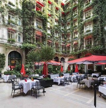 La cour intérieure du Plaza Athénée