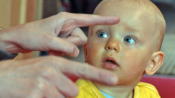 Pour beaucoup, le langage de Bébé reste un mystère. A l'instar de la marche, chaque enfant va à son rythme concernant l'apprentissage du langage ©AFP - JANEK SKARZYNSKI