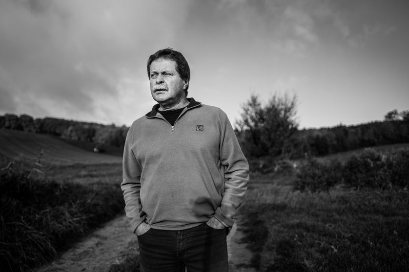 Noel Genteur est un agriculteur qui se bat contre les séquelles de la guerre. L'histoire ne compte pas, dit-il, la plupart du temps elle justifie les guerres. Seule compte la mémoire. Celle des disparus. Celle des survivants. La mémoire de la terre.