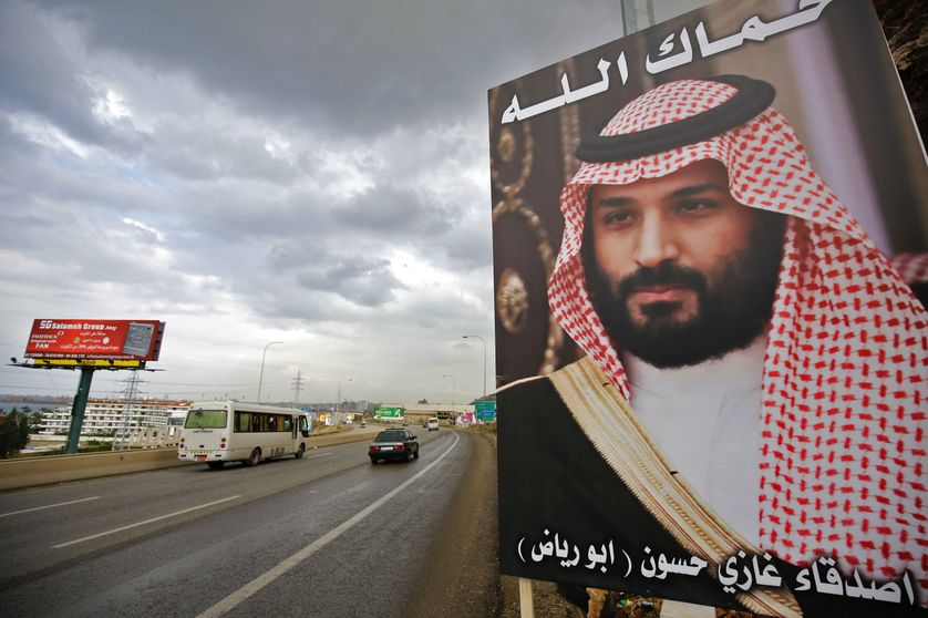 "Dieu vous protège" est le slogan de cette campagne publicitaire qui s'affiche ces jours-ci sur les routes libanaise. Le portrait est celui du prince saoudien chez qui le premier ministre libanais est actuellement "réfugié"