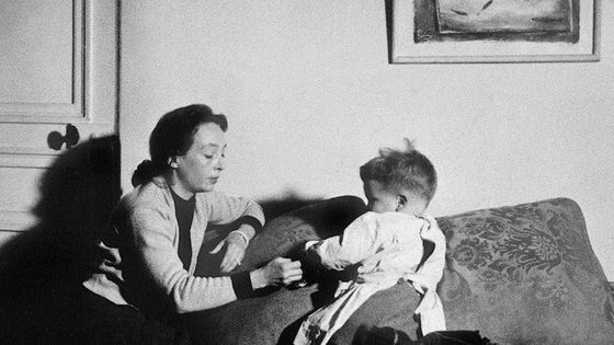 L'écrivain français Marguerite Duras (1914-1996) avec son fils Jean en 1950; ©AFP - STF / AFP