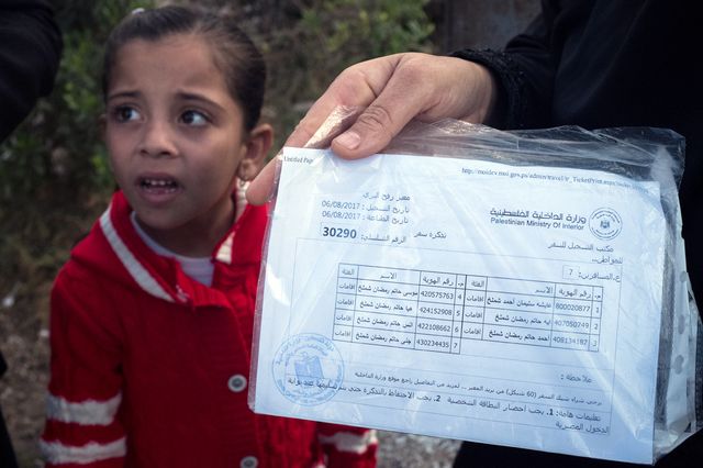 Aicha Shalamar attend de passer la frontière depuis 3 mois. Elle a le N° 30 290 écrit sur un document du ministère palestinien de l’intérieur.