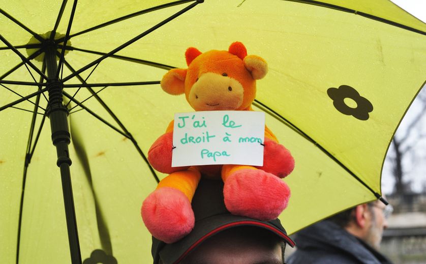 En France, depuis 2002, la loi permet le recours à la résidence alternée. Mais moins d'un couple séparé sur cinq accepte de la mettre en place.