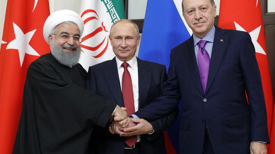 Le président russe Vladimir Poutine, le président turc Recep Tayyip Erdogan et le président iranien Hassan Rohani posent lors d'une réunion trilatérale sur la Syrie à Sotchi le 22 novembre 2017. ©AFP - MIKHAIL METZEL / SPUTNIK