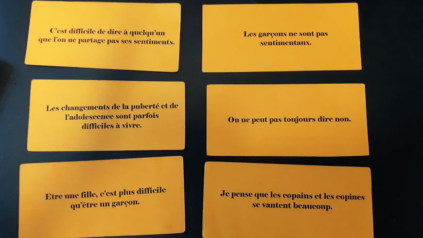 Des outils pour libérer la parole des élèves lors d'une séance d'éducation sexuelle et affective au collège Jules Verne, à Paris