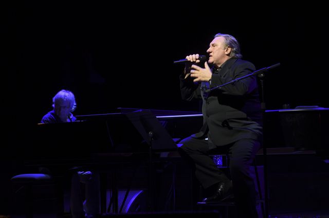 Gérard Depardieu au chant, Gérard Daguerre au piano