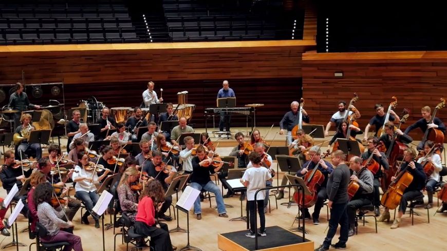 Nino, 9 ans, dirige l'Orchestre philharmonique de Radio France sous l’œil de son directeur musical, Mikko Franck