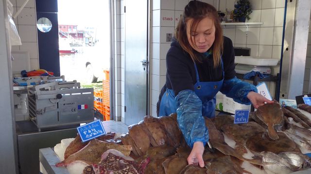 Olivia Lommel l’assure, elle a de moins en moins de poisson à vendre sur son étal, et les poissons plats se feraient de plus en plus rares