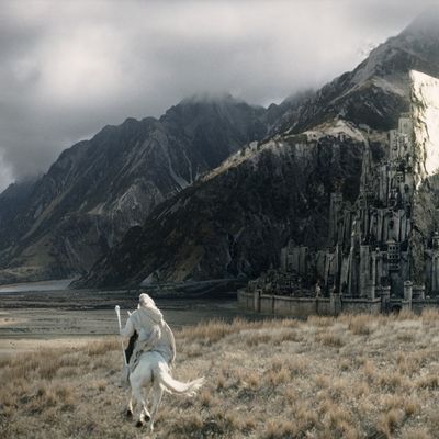 La ville de Minas Tirith et Gandalf, dans l'adaptation cinématographique de Peter Jackson (2003) du "Retour du roi" , le troisième tome de la série de J. R. R. Tolkien "Le Seigneur des anneaux".