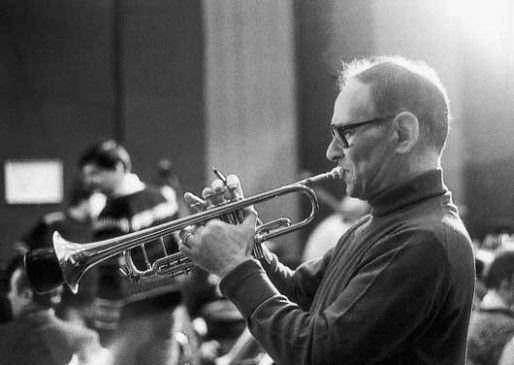 Pendant et après ses années de conservatoire, Ennio Morricone joue de la trompette dans les cabarets de Rome pour gagner un peu d'argent et nourrir sa famille.