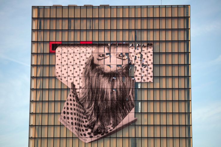 Un portrait du projet “Inside Out” réalisé par l’artiste JR, sur la façade de la Bibliothèque nationale de France (BnF), à Paris, le 11 novembre 2013
