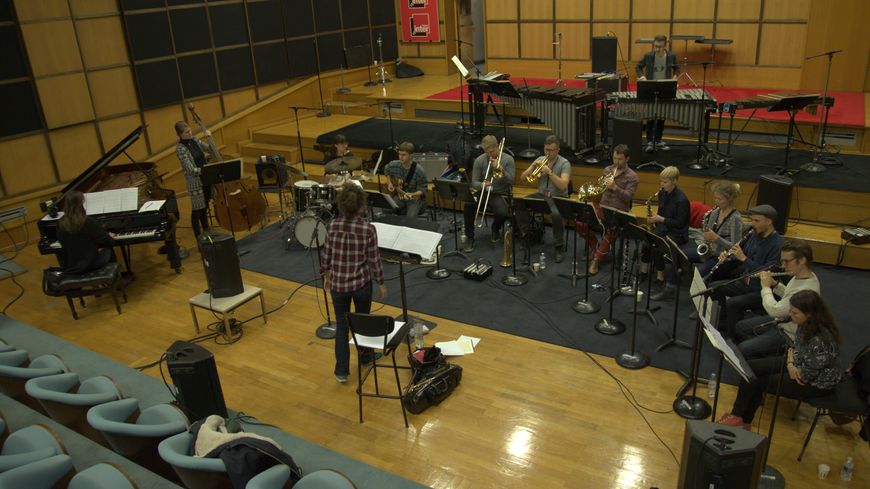 L'Euroradio Jazz Orchestra, composé de jeunes musiciens issus de 11 pays européens, en répétition dans le studio 106 de la Maison de la radio, sous la direction d'Airelle Besson