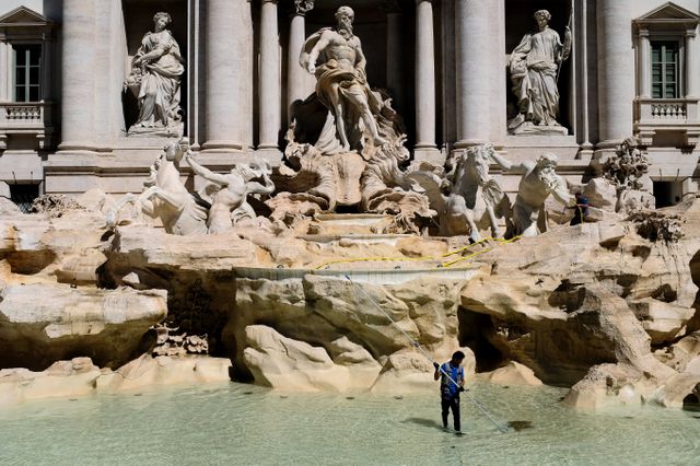 Dans la fontaine de Trevi, les touristes jettent des pièces en faisant un voeu.