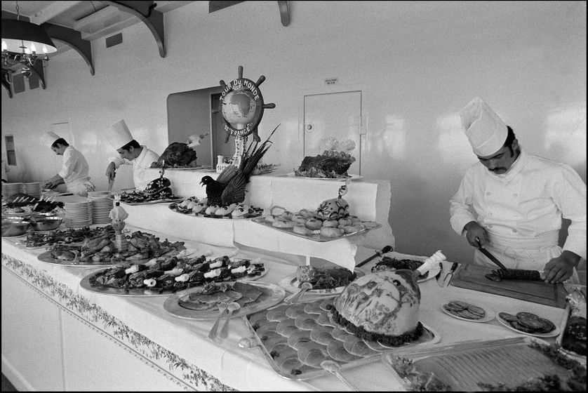 Des cuisiniers du paquebot France dressent un buffet luxueux, le 04 mars 1974.