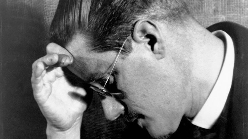 James Joyce se prenant la tête au sens littéral, 1910