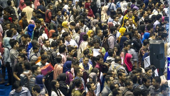 Des indonésiens visitant un salon de l'emploi à Surabaya le 21 février 2017 ©AFP - JUNI KRISWANTO