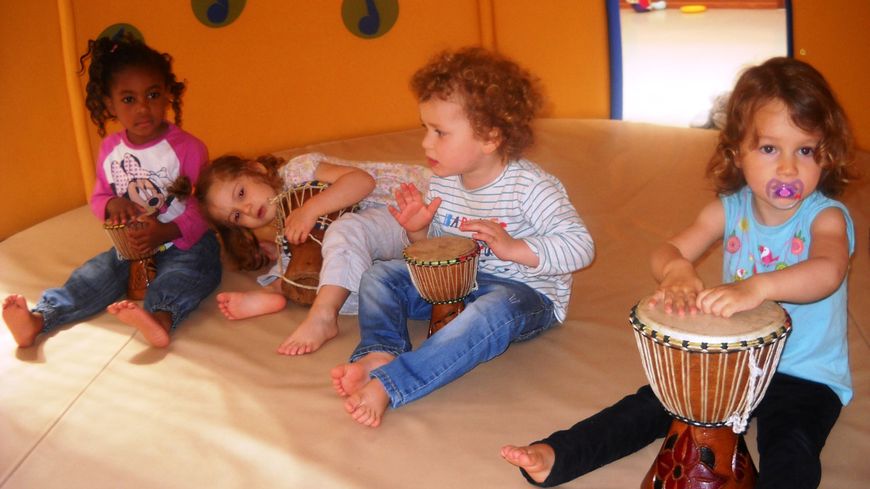 Les enfants jouent du djembé dans la Bulle Musicale