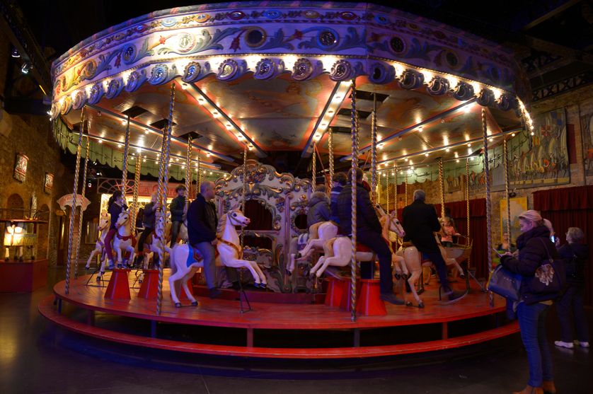 Sur un manège au Musée des Arts Forains
