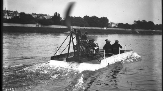 glisseur du comte Lambert, essai sur la Seine à Triel-sur-Seine : Agence Rol - Gallica - BnF