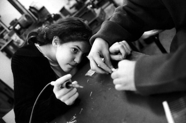 Une élève de quatrième dans le collège Marx Dormoy dans le 18ème arrondissement, en cours de technologie, à Paris, en 1993-1994.