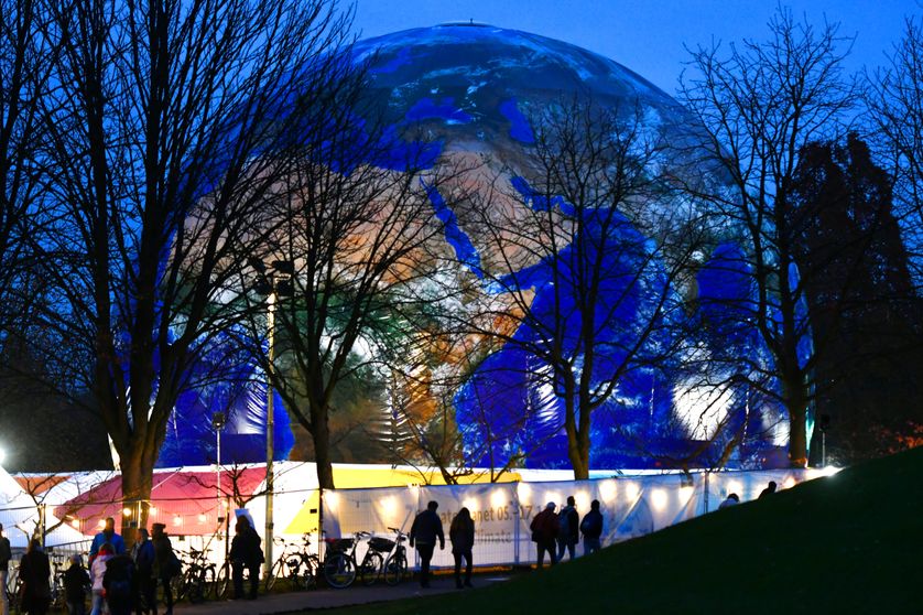 Une maquette géante de la Terre installée à Bonn en Allemagne à l'occasion de la COP23