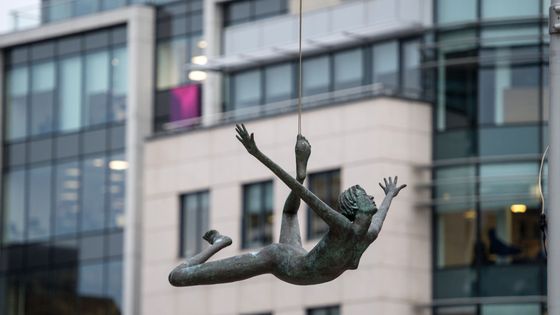 La sculpture "Jersey Girl" de l'artiste Rowan Gillespie, à Saint Helier ©AFP - OLI SCARFF