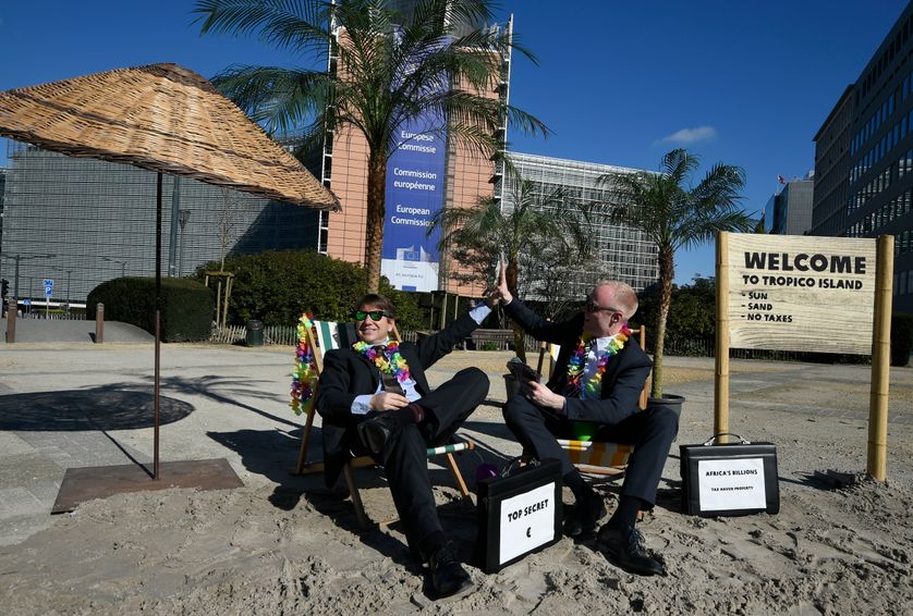 Des militants jouent des clients de sociétés offshore, devant le quartier de la Commission européenne de Bruxelles, le 12 avril 2016.