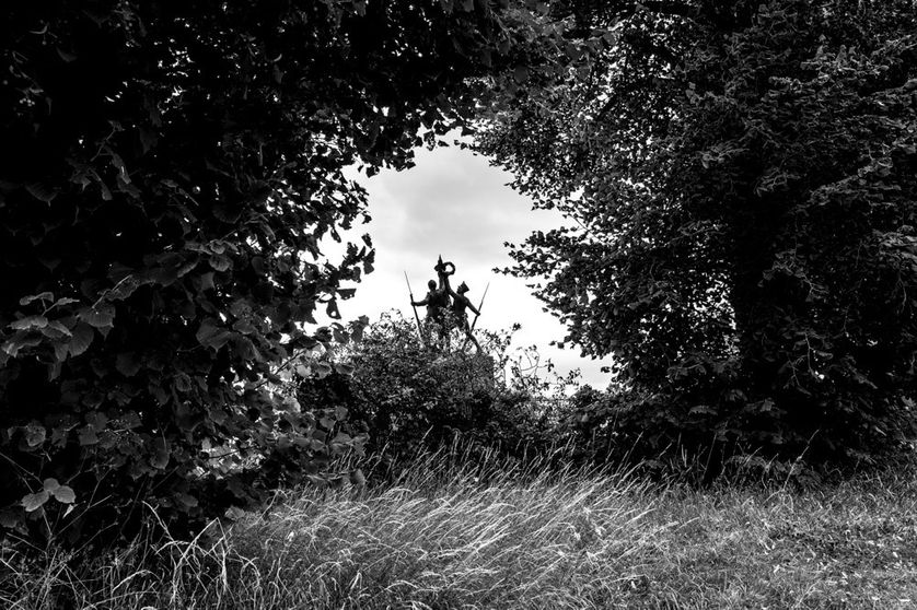 Au carrefour d'Hurtebise, un monument célèbre l'histoire, un grognard de Napoléon serrant le même faisceau qu'un poilu de 14.