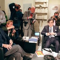 Bernard Pivot entouré de photographes de presse sur le plateau d'Apostrophe en 1989