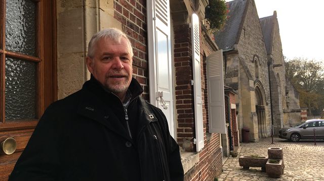 Jean-Claude Pellerin, la maire de Fitz James devant la mairie. « J’ai perdu l’enthousiasme de mon premier mandat. On se demande de plus en plus à quoi on sert »
