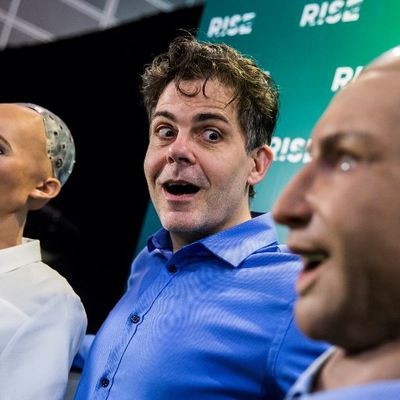 David Hanson, PDG de Hanson Robotics avec "Sophia le robot et "Han le Robot"